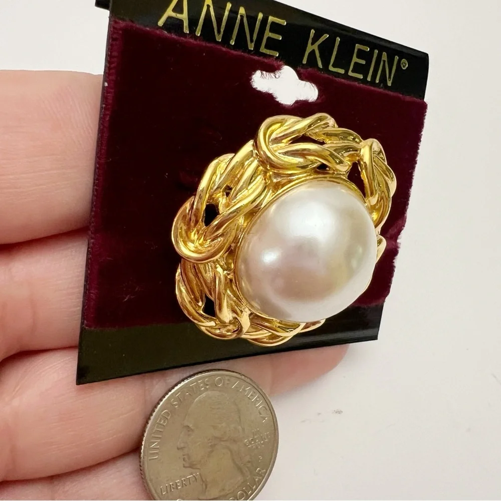 Vintage Anne Klein Signed Faux Pearl Cabochon Goldtone Knot Round Brooch Pin